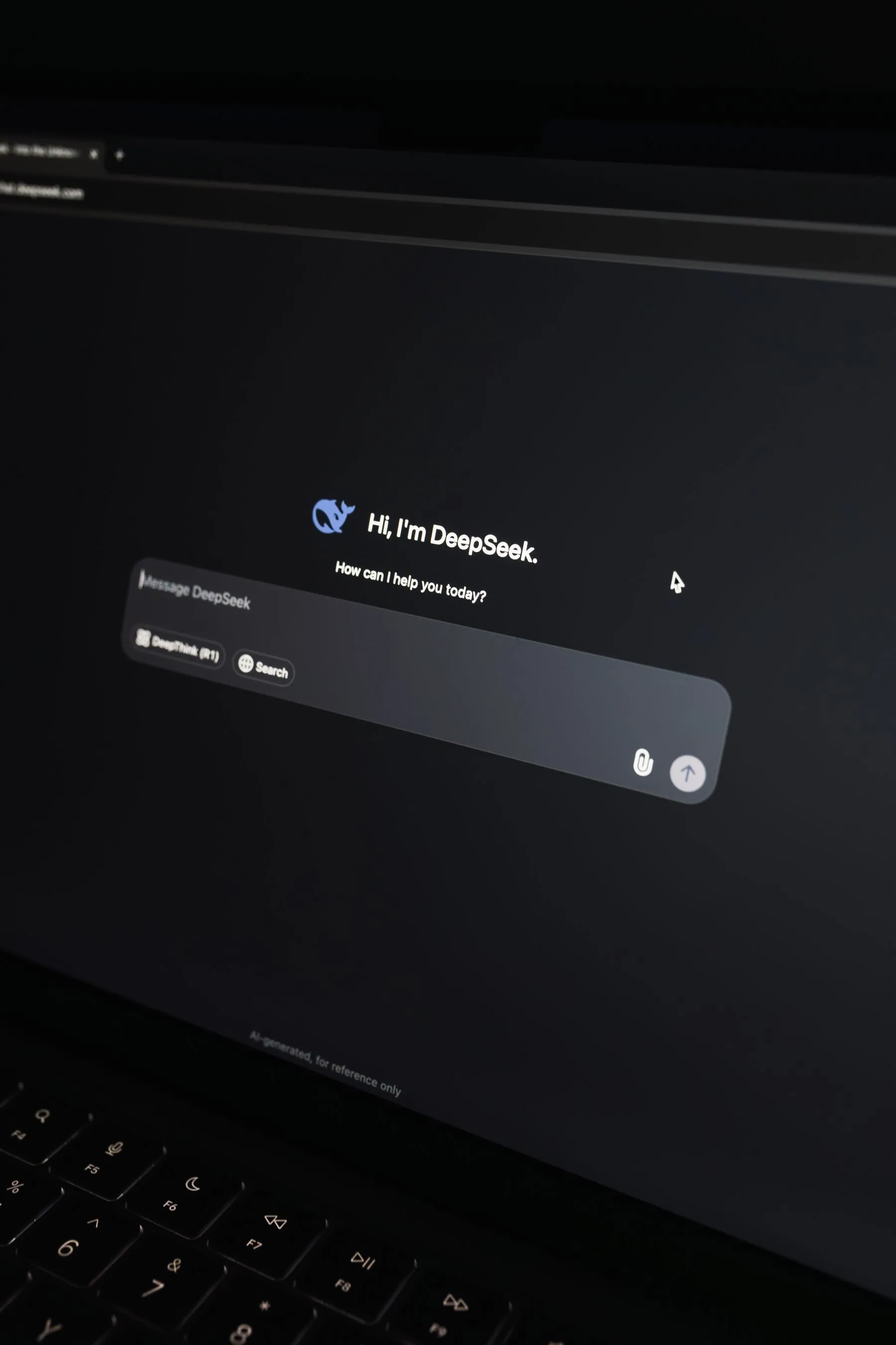 Laptop en una habitación oscura con una interfaz de chat de inteligencia artificial en pantalla