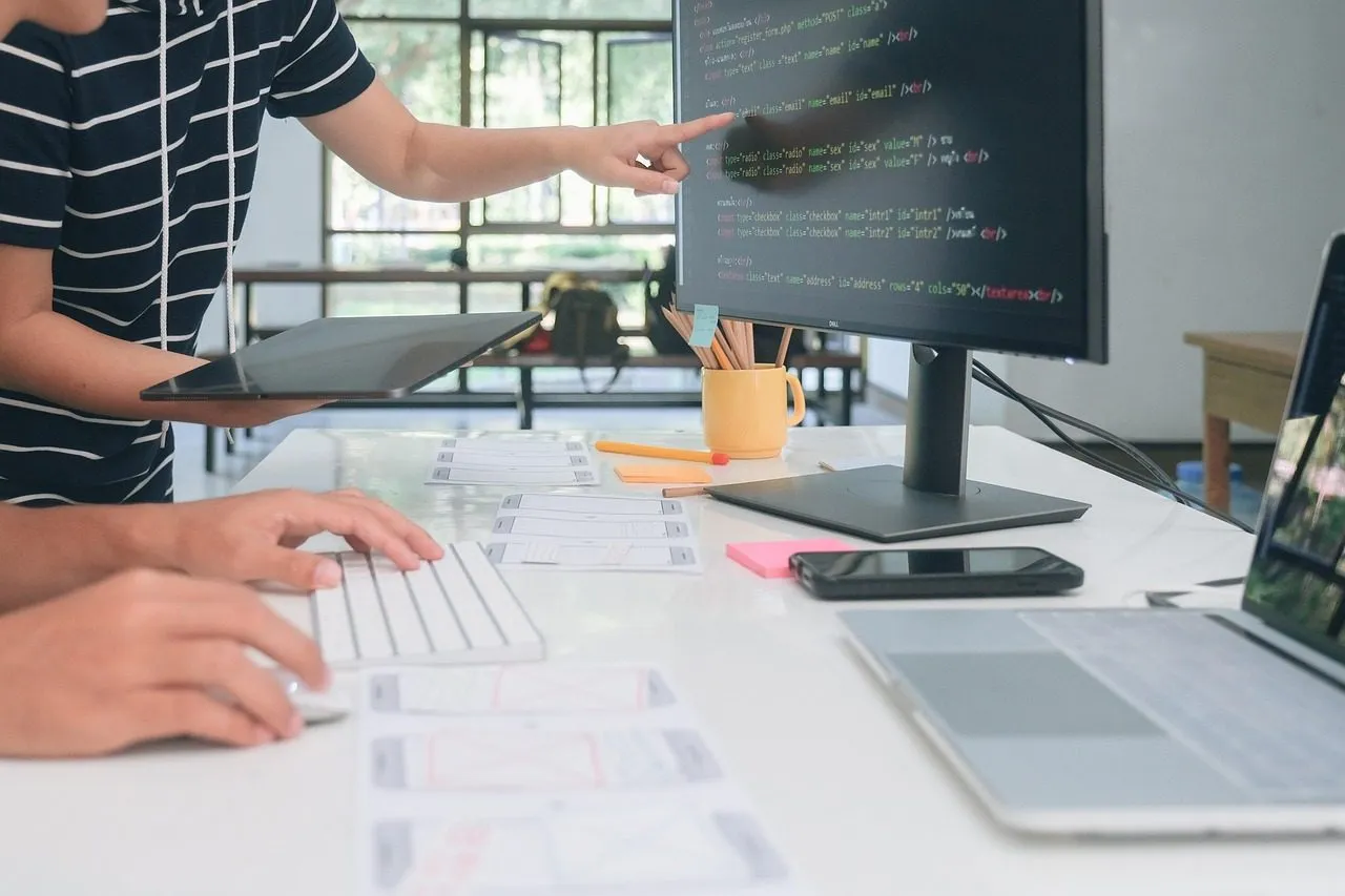 Monitor con código y el diseño de una web en desarrollo